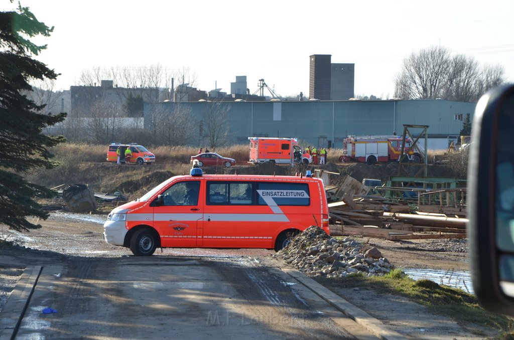 LKW umgestuerzt Kieswerk Harry Kloepferstr Im Feldrain P26.JPG